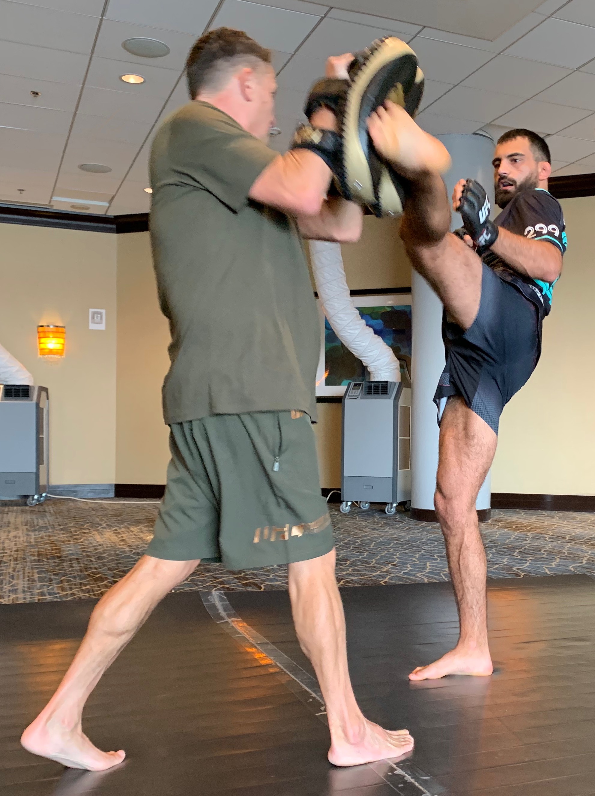 Benoît Saint Denis en plein high-kick à l'entraînement - preview explosive du co-main event de l'UFC 329 face à Paddy Pimblett