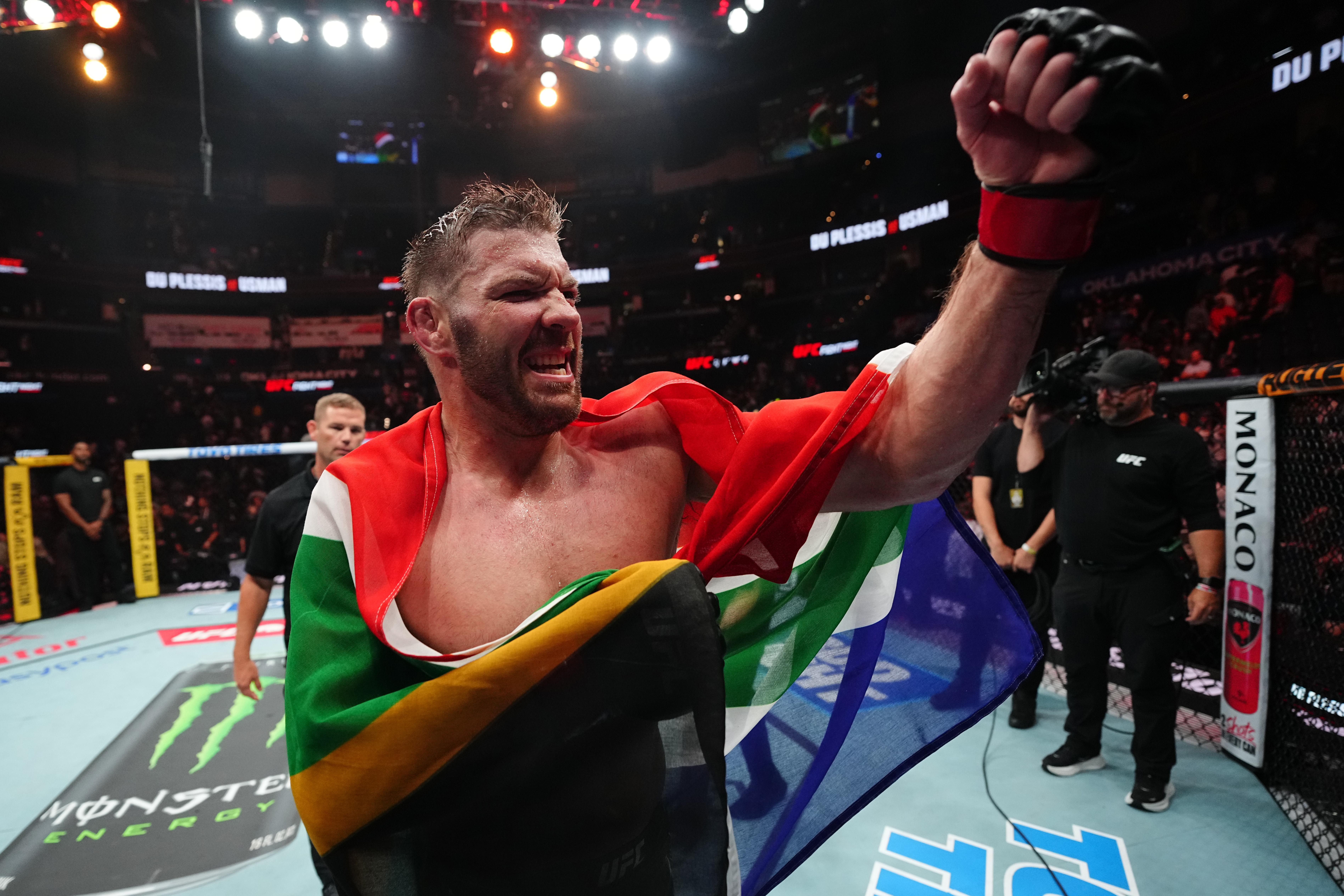 Dricus du Plessis célèbre sa victoire contre Kamaru Usman à l'UFC Oklahoma City