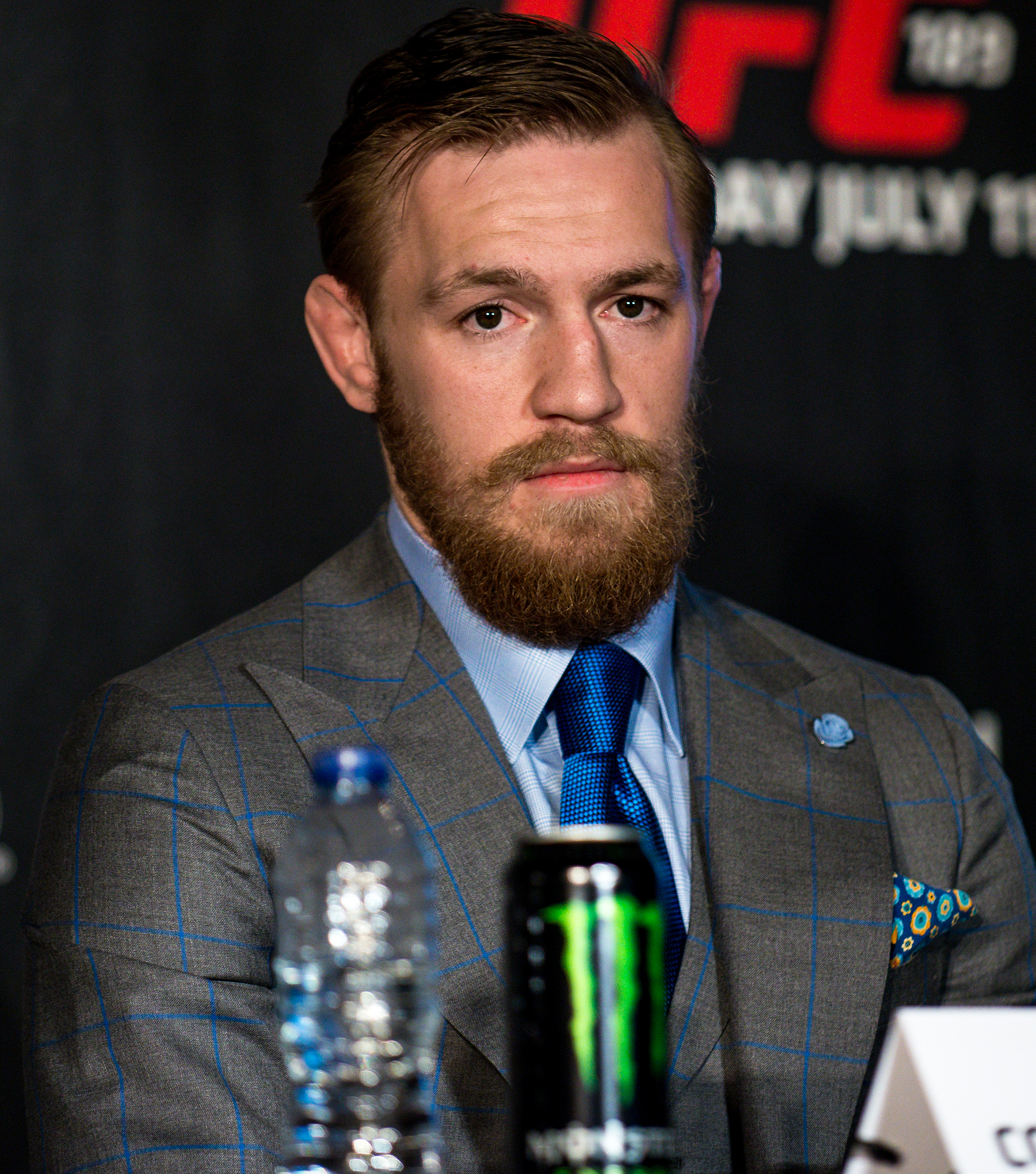Conor McGregor lors du UFC 189 World Tour à Londres en 2015 - regard déterminé, prêt pour son combat face à Max Holloway à l'UFC 329